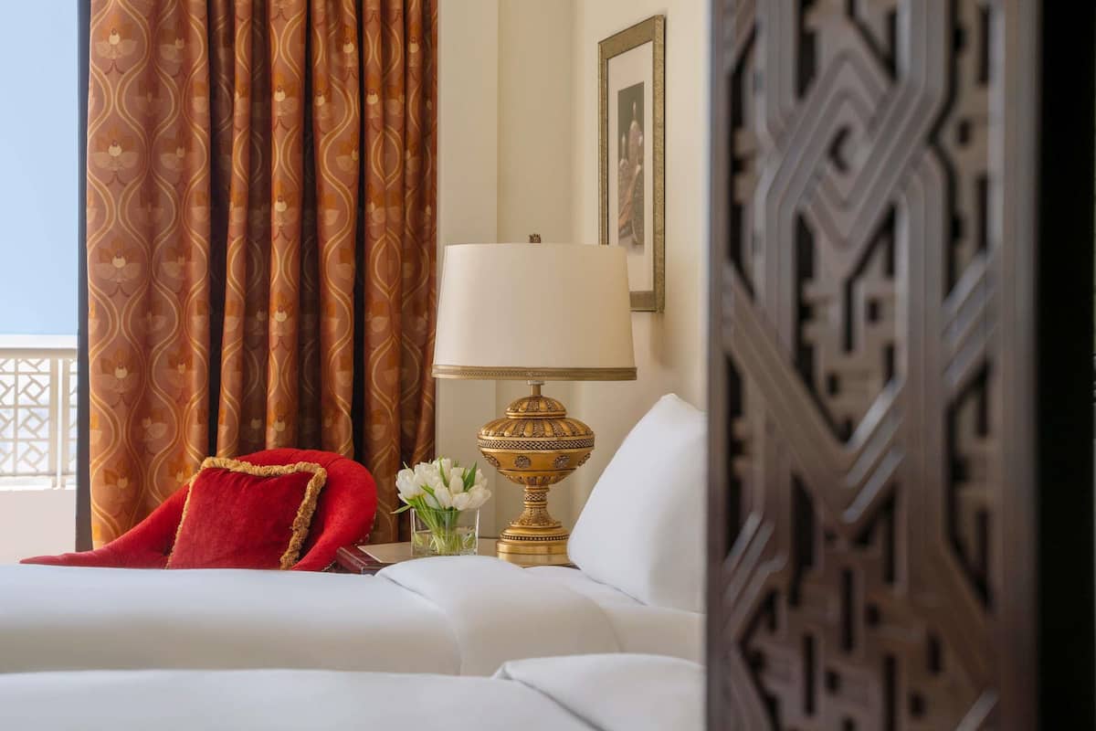 1 bedroom, Egyptian cotton sheets, premium bedding, down comforters