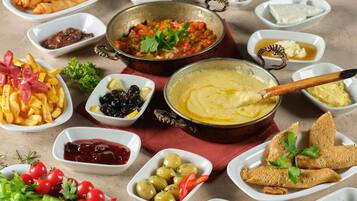 Desayuno buffet (BHD 13 por persona)