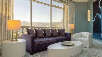 Sviitti, 1 parisänky | Ylelliset vuodevaatteet, minibaari, tallelokero huoneessa, työpöytä