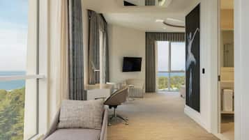 Executive Room, 1 King Bed, Corner | Premium bedding, minibar, in-room safe, desk