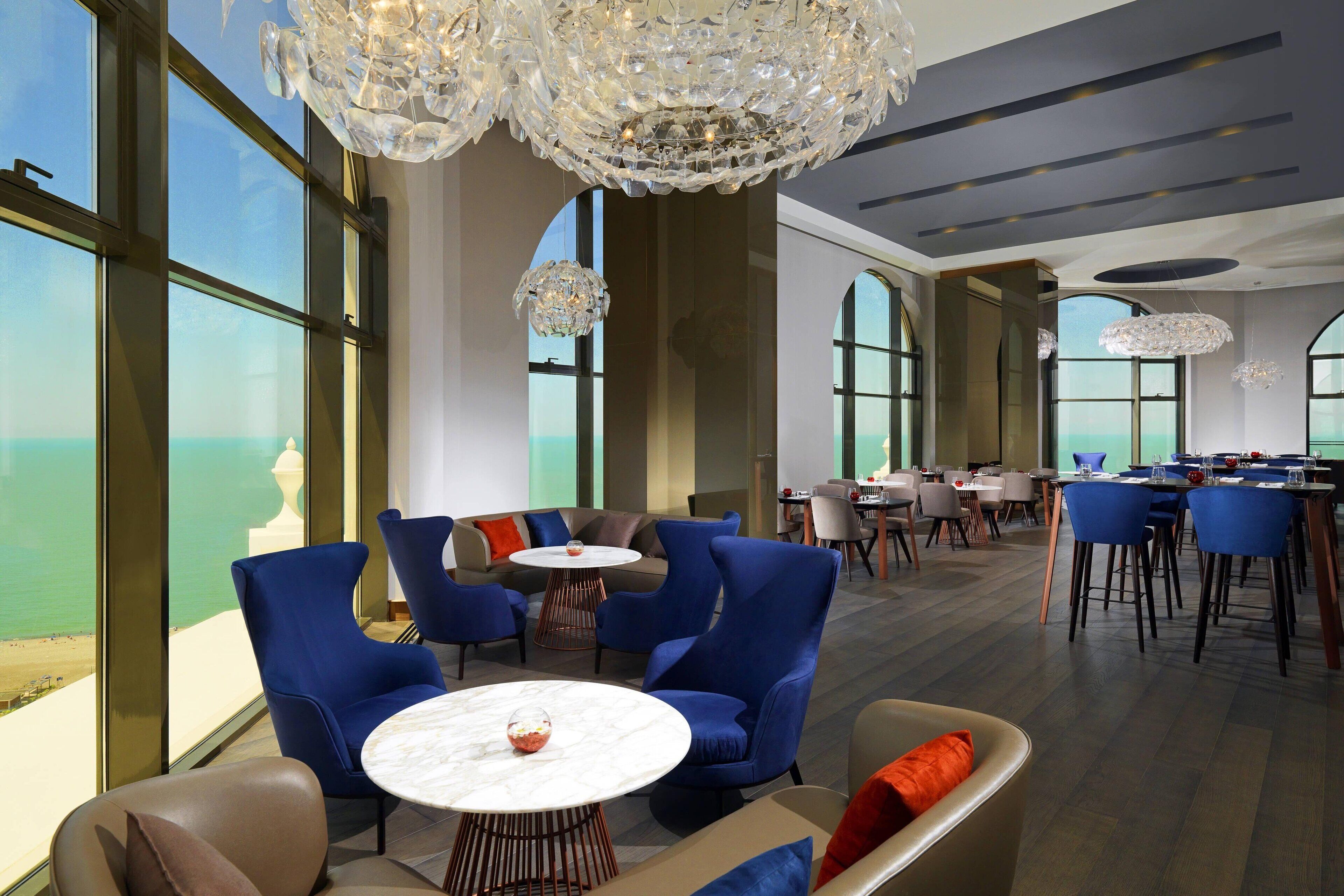 2 bars/lounges, lobby lounge