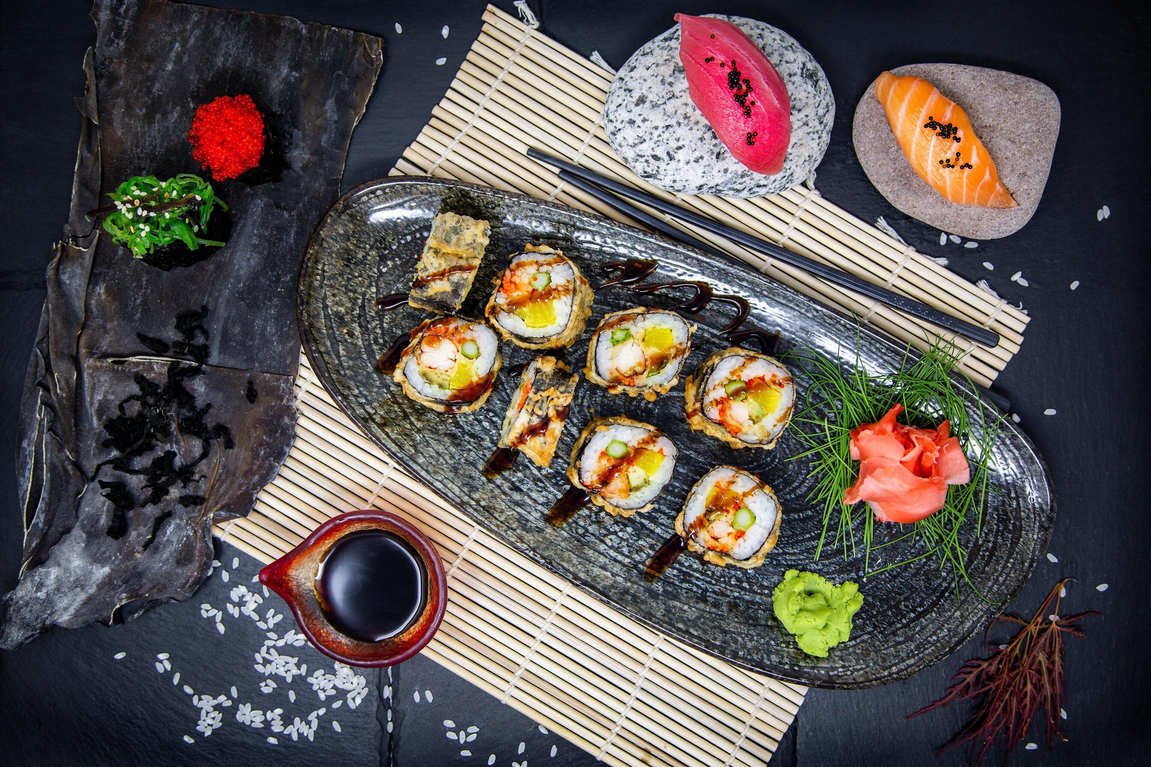 Tarjottimella oli erilaisia sushilajikkeita, kuten nigiri- ja sashimisushia, ja sen lisäksi se oli koristeltu suolakurkkusella inkiväärillä, wasabilla ja soijakastikkeella.