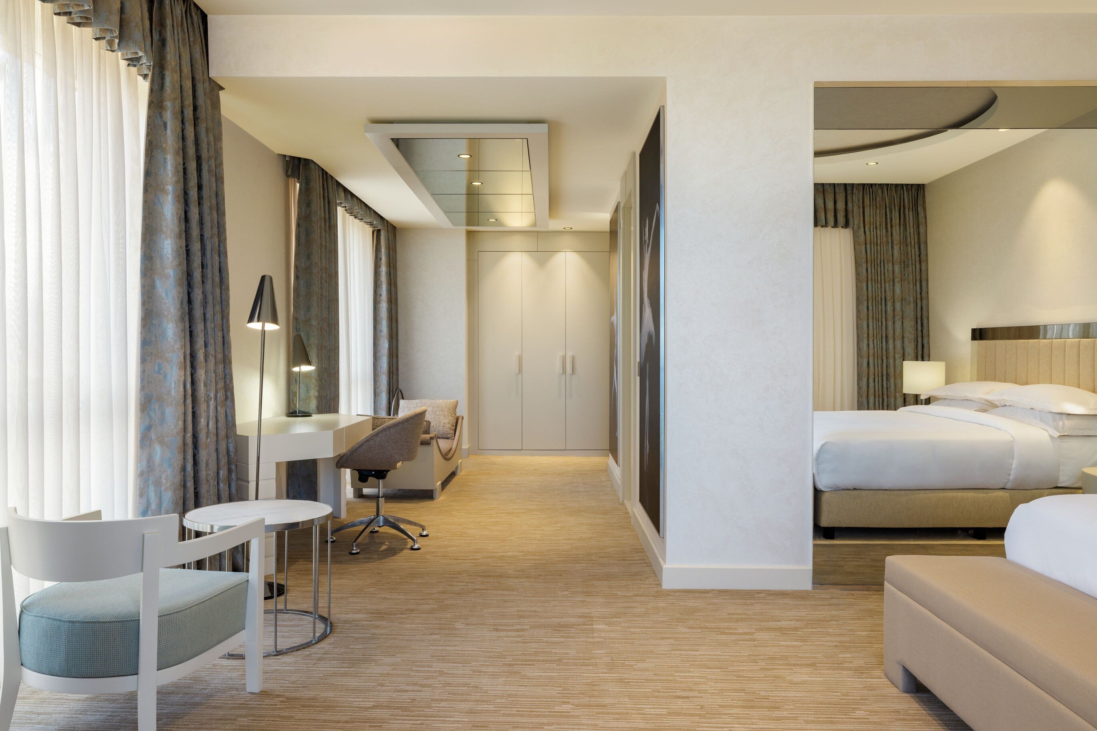 executive room, 1 king bed, non smoking, corner | 1 bedroom, premium bedding, minibar, in-room safe