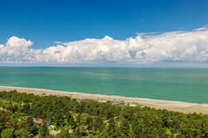 高档床上用品、迷你吧、客房内保险箱、办公桌