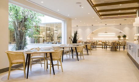 Se sirven desayunos, almuerzos y cenas. Hotel ILUNION Menorca