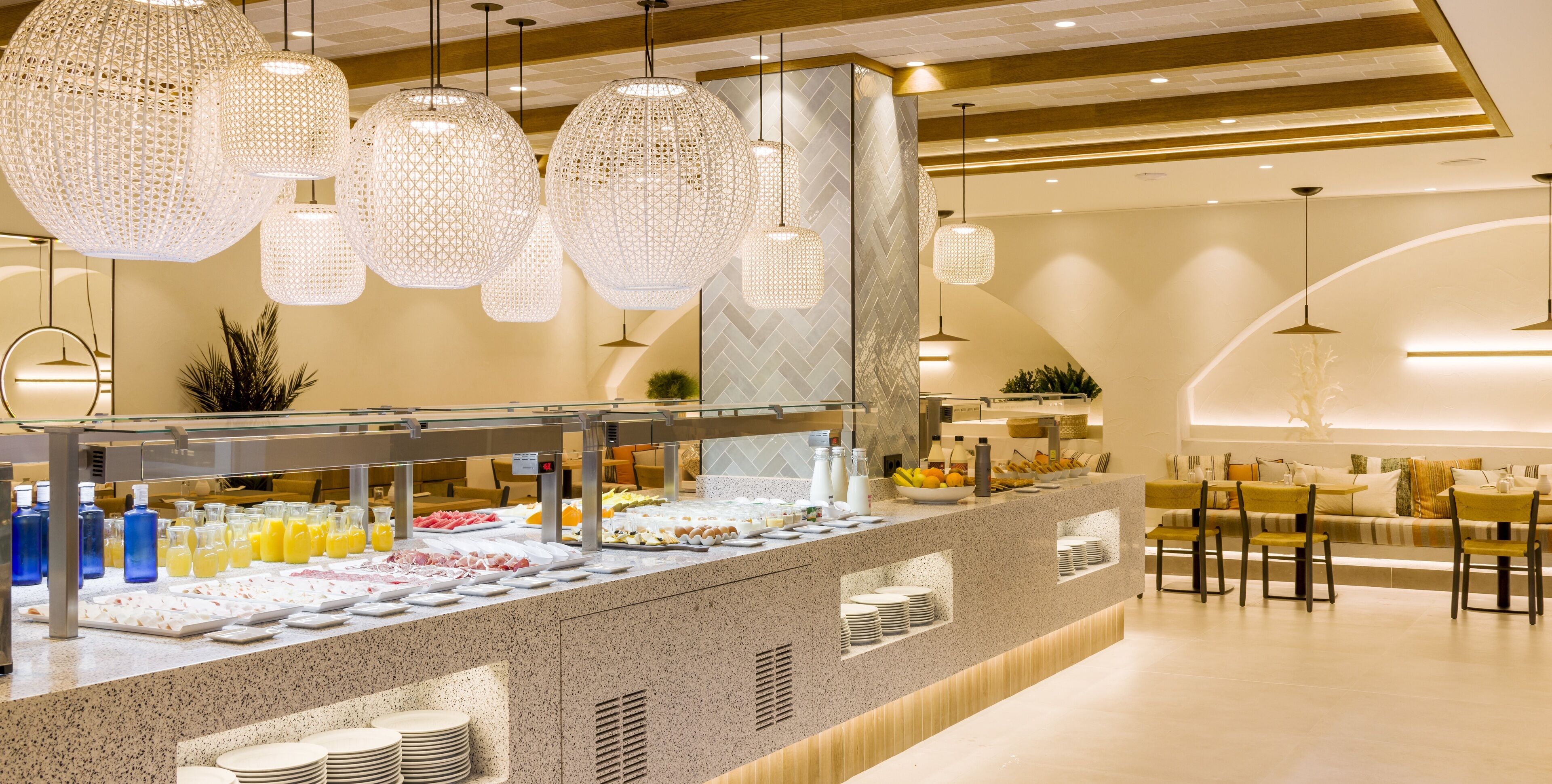 Daily cooked-to-order breakfast (EUR 16 per person)