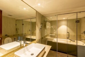 ห้องสวีท, เตียงใหญ่ 1 เตียง | ห้องน้ำ | ฝักบัว, เรนชาวเวอร์, ของใช้ในห้องน้ำฟรี, ไดร์เป่าผม