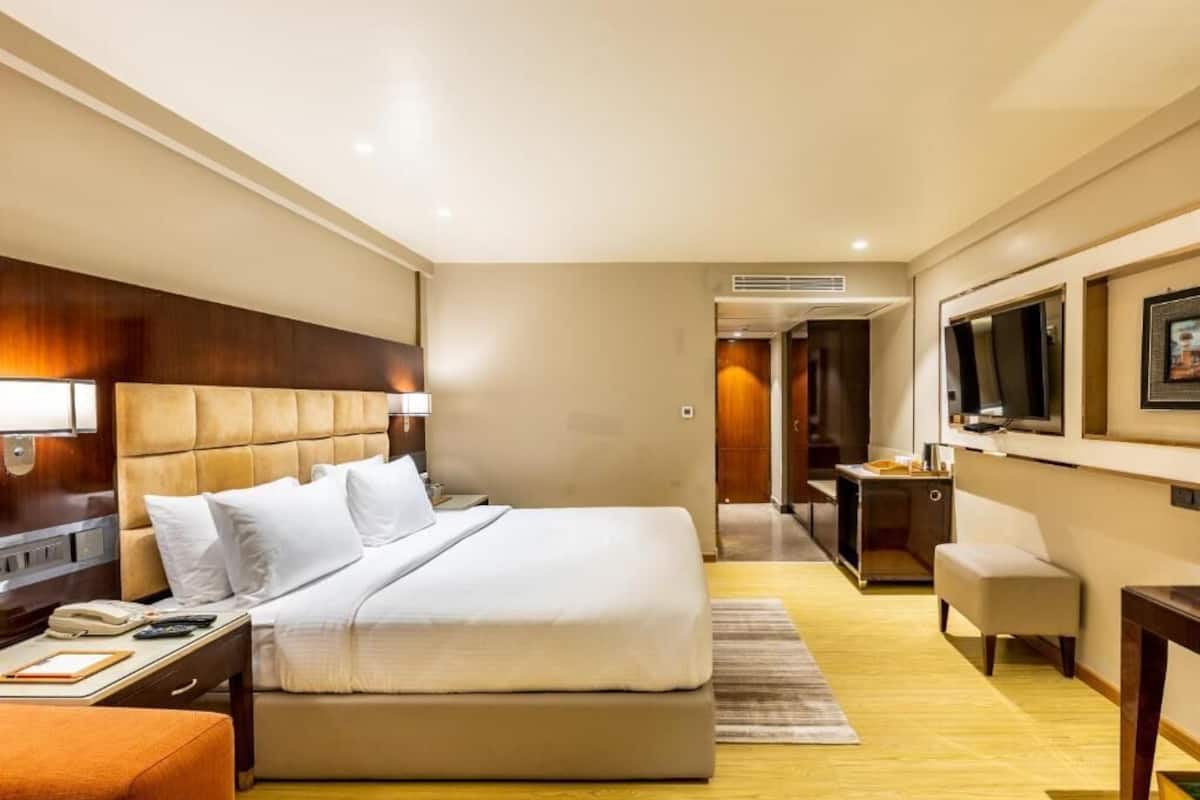 Executive Double Room | Egyptian cotton sheets, premium bedding, minibar, in-room safe