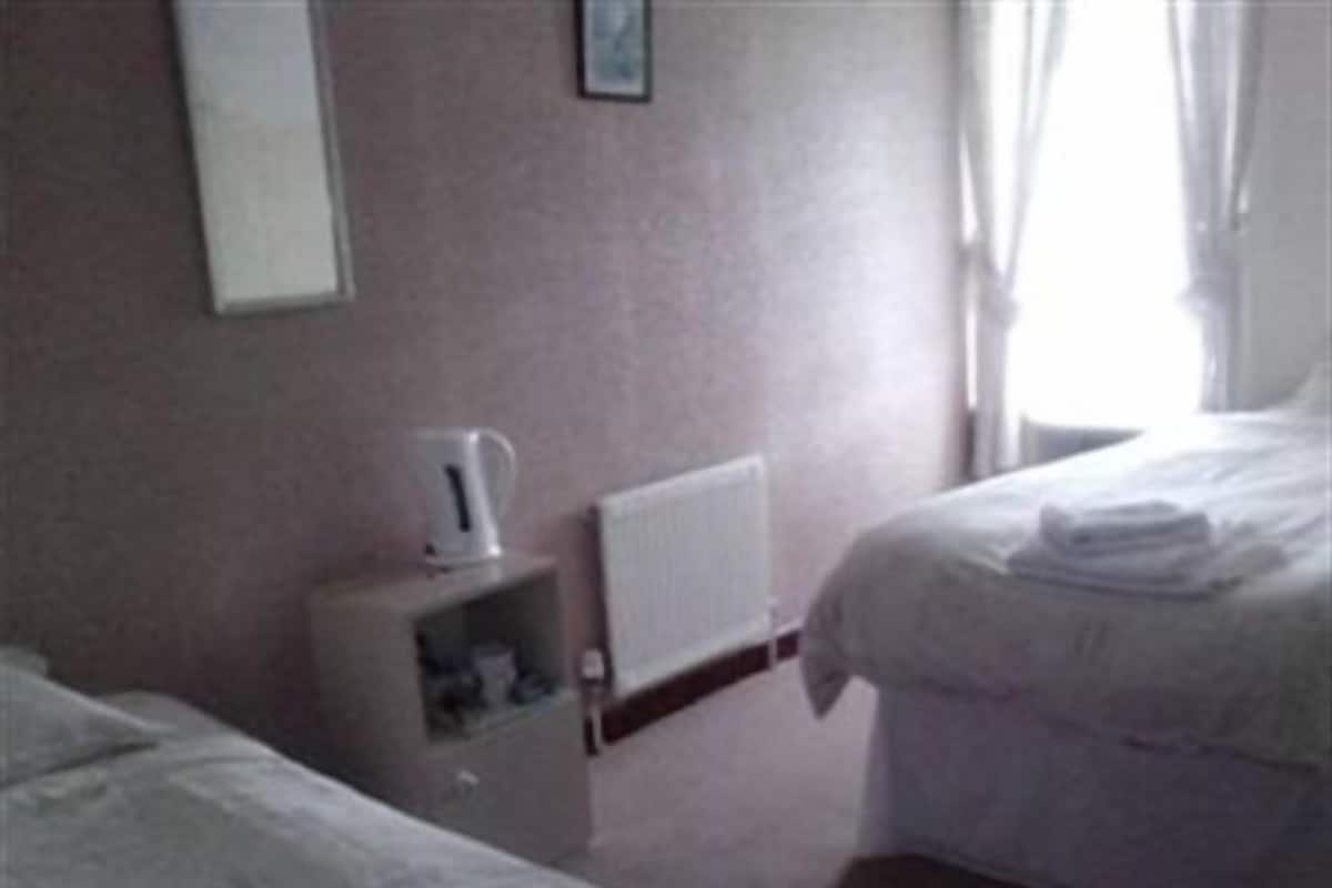 Chambre avec lits jumeaux, salle de bains attenante