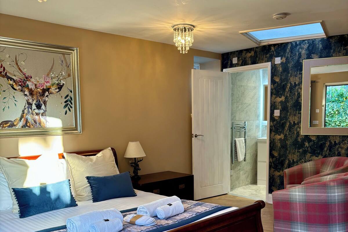 디럭스 더블룸 (Deluxe Double Room with King Bed) | 다리미/다리미판, 침대 시트