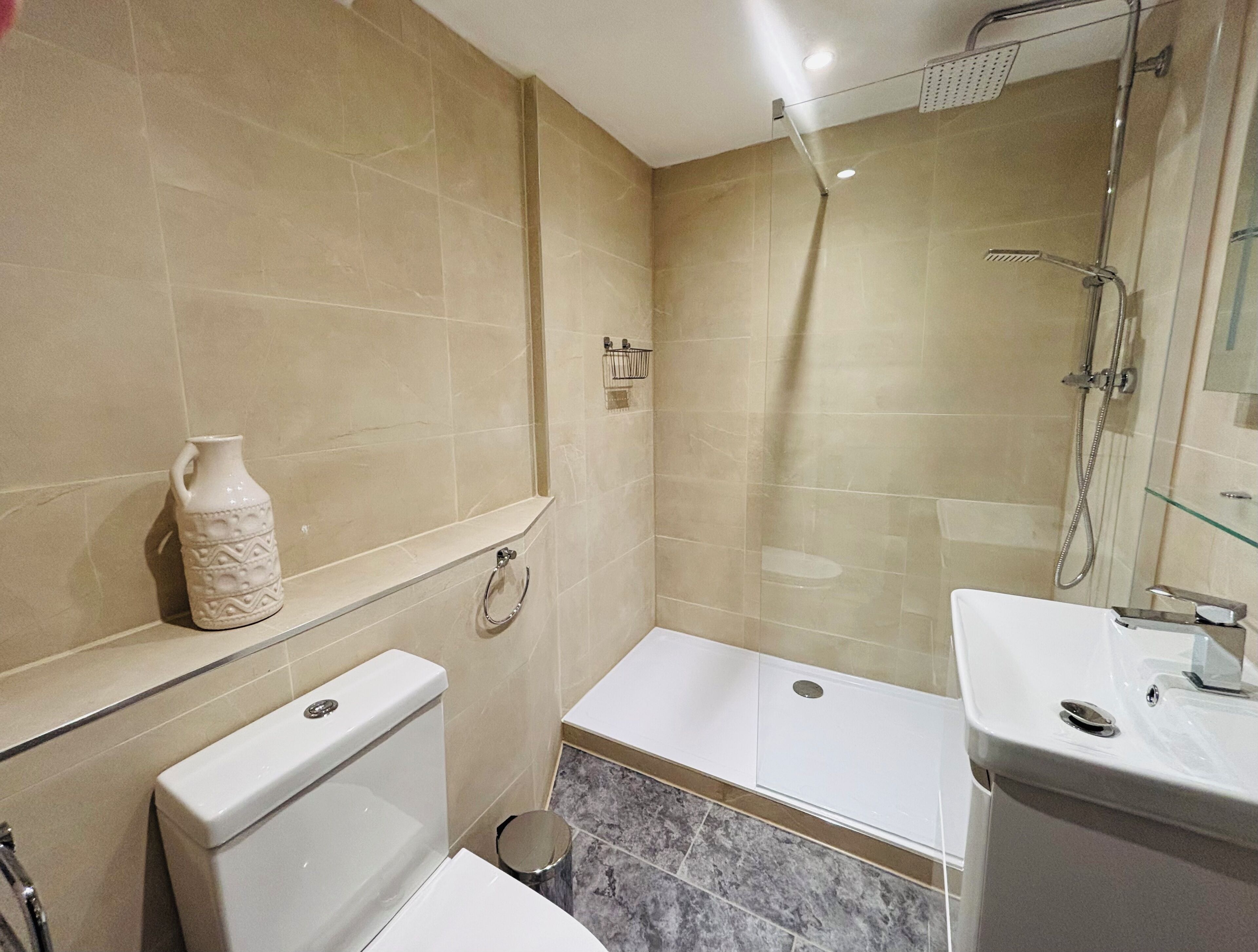 Un baño con inodoro, bañera y ducha.