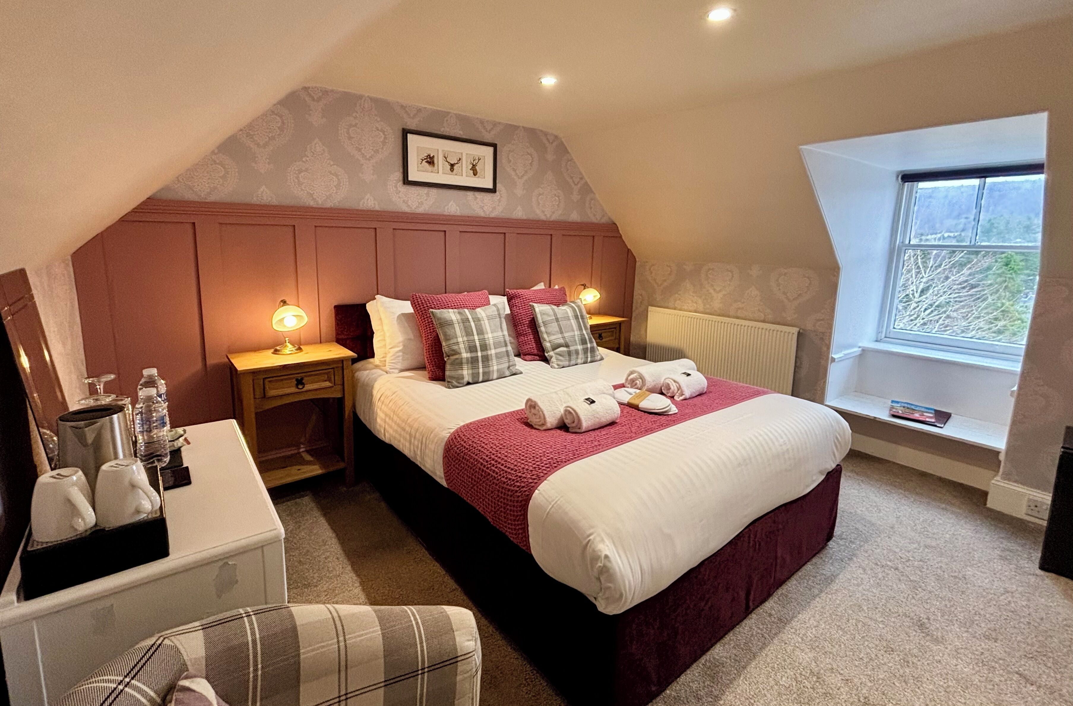 Tabla de planchar con plancha, wifi gratis y ropa de cama 