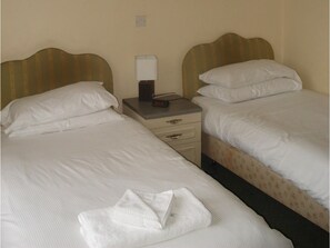 Chambre avec lits jumeaux, 2 lits une place, salle de bains attenante