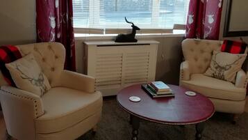 Stag Suite - King/Twin (Ground Floor) | Living area | 27-cm flat-screen TV with digital channels, TV, DVD player