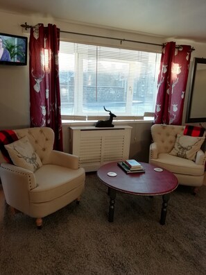 Stag Suite - King/Twin (Ground Floor) | Oppholdsområde | Flatskjerm-TV, DVD-spiller, bøker og filmbibliotek