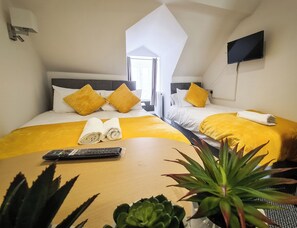 Triple Room (Room 9) - Station House Plymouth (Plymouth)