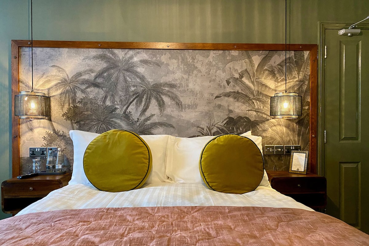 Deluxe Double Room, 1 Bedroom, Partial Sea View | Iron/ironing board (on request), free WiFi, individually decorated