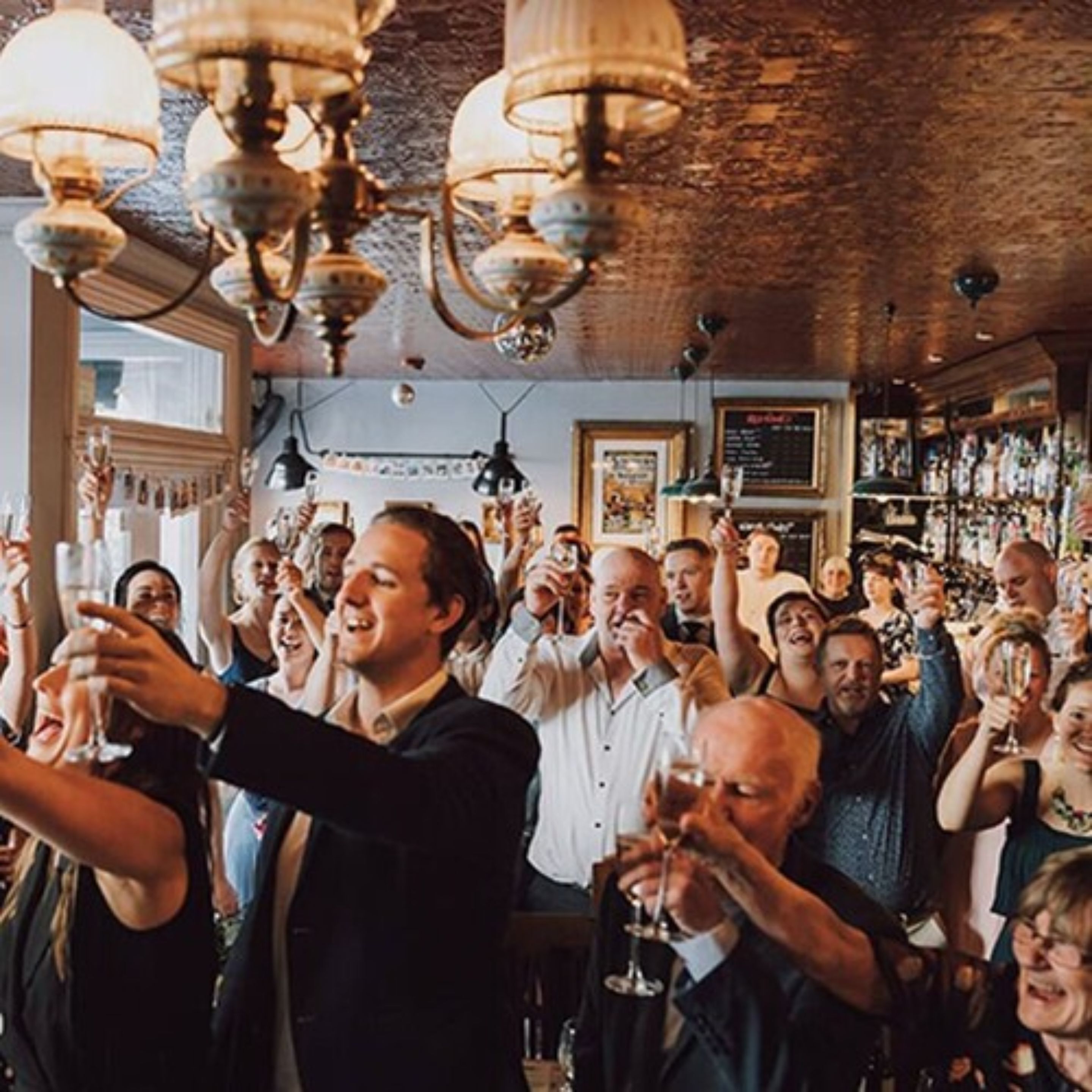 Serves breakfast, lunch, and dinner