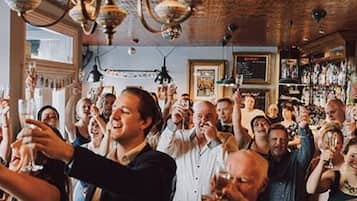 Serves breakfast, lunch, and dinner