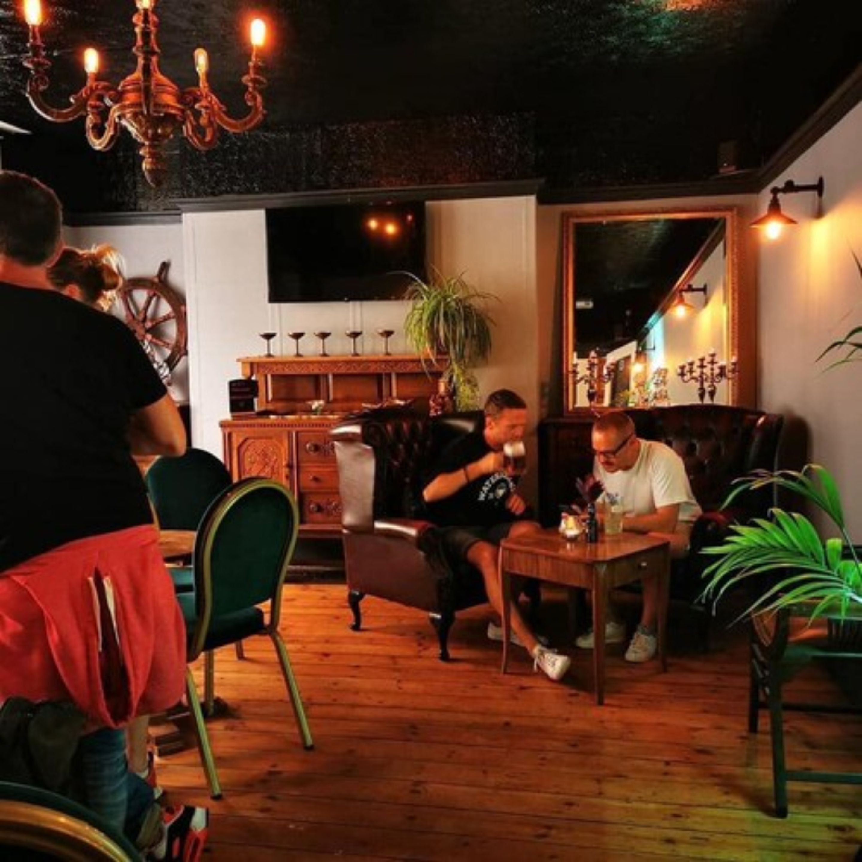 Serves breakfast, lunch, and dinner