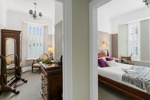 Bộ đồ giường cao cấp, bàn ủi/dụng cụ ủi quần áo