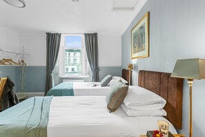 Habitación con 2 camas individuales | Ropa de cama de alta calidad, tabla de planchar con plancha, wifi gratis