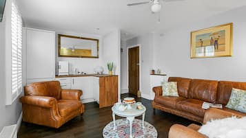 Suite (Junior Suite) | Premium bedding, iron/ironing board, free WiFi, bed sheets