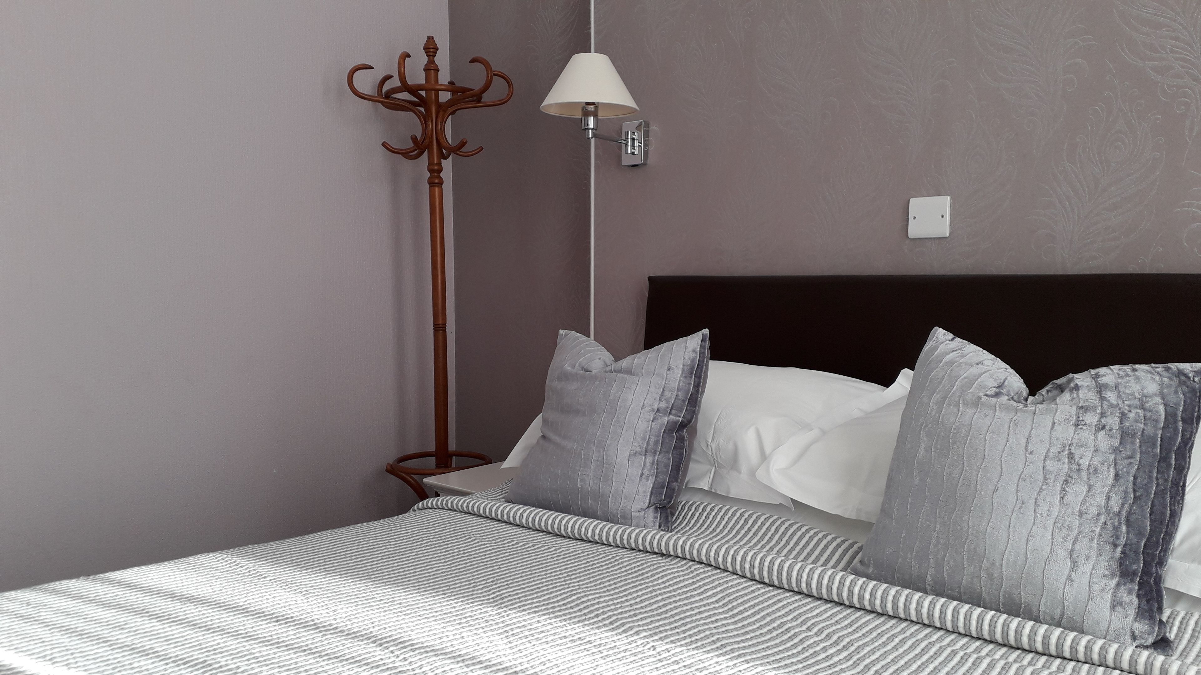 Ropa de cama de alta calidad y tabla de planchar con plancha 