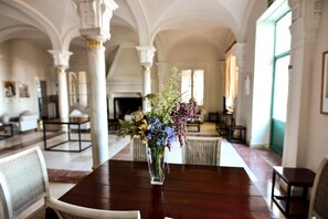 Lobby sitting area - Hotel Oromana (Alcala de Guadaira)