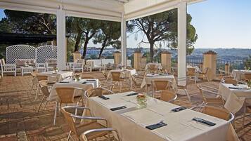 Café da manhã, almoço e jantar; culinária regional