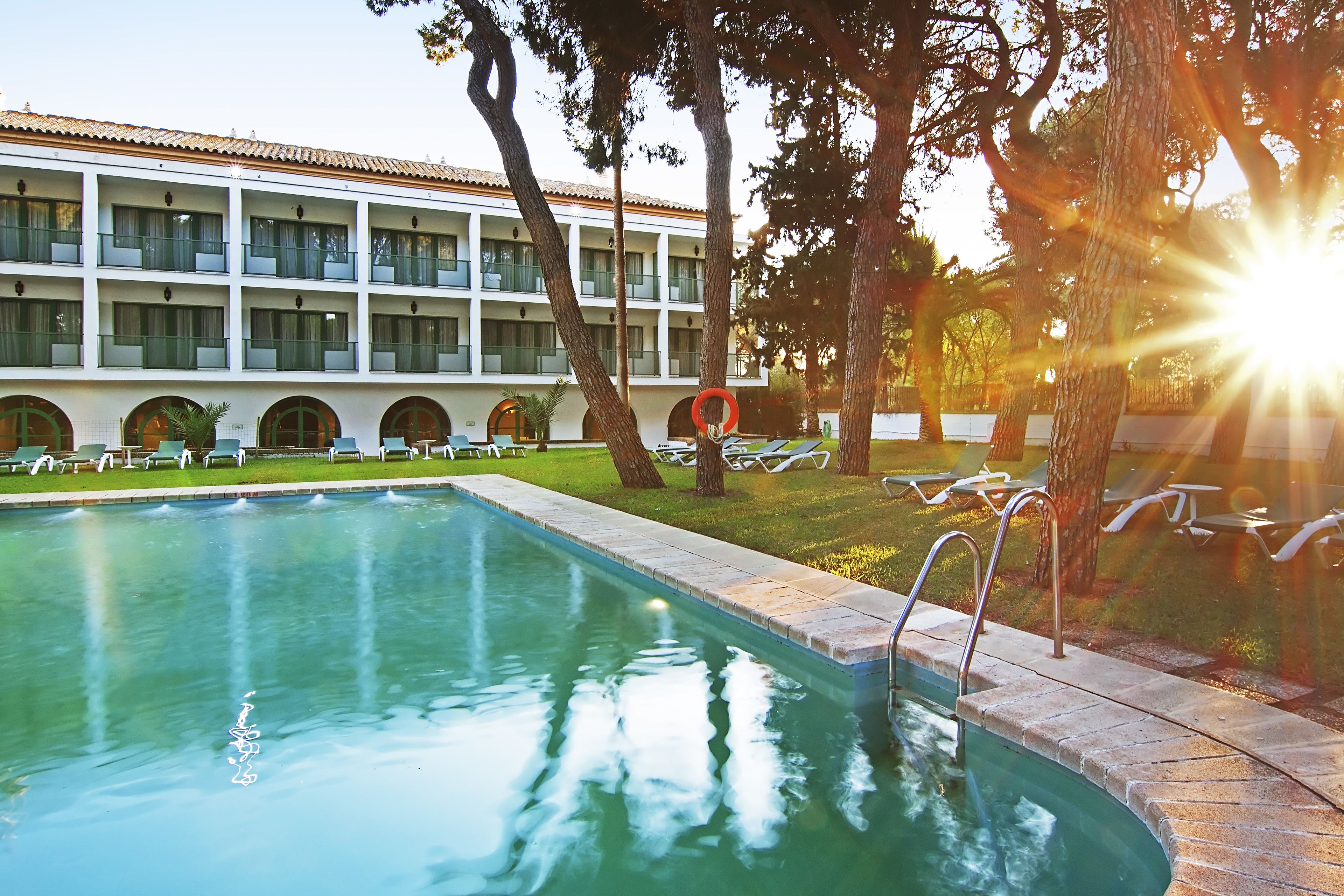 Außenpool (je nach Saison geöffnet), Liegestühle