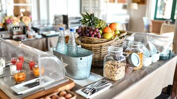 Café da manhã com buffet todos os dias (EUR 11 por pessoa)