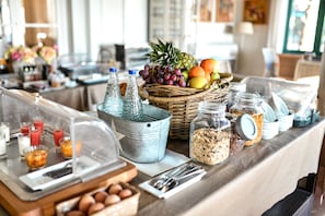 Petit déjeuner buffet (11 EUR par personne)