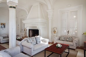 Lobby sitting area - Hotel Oromana (Alcala de Guadaira)