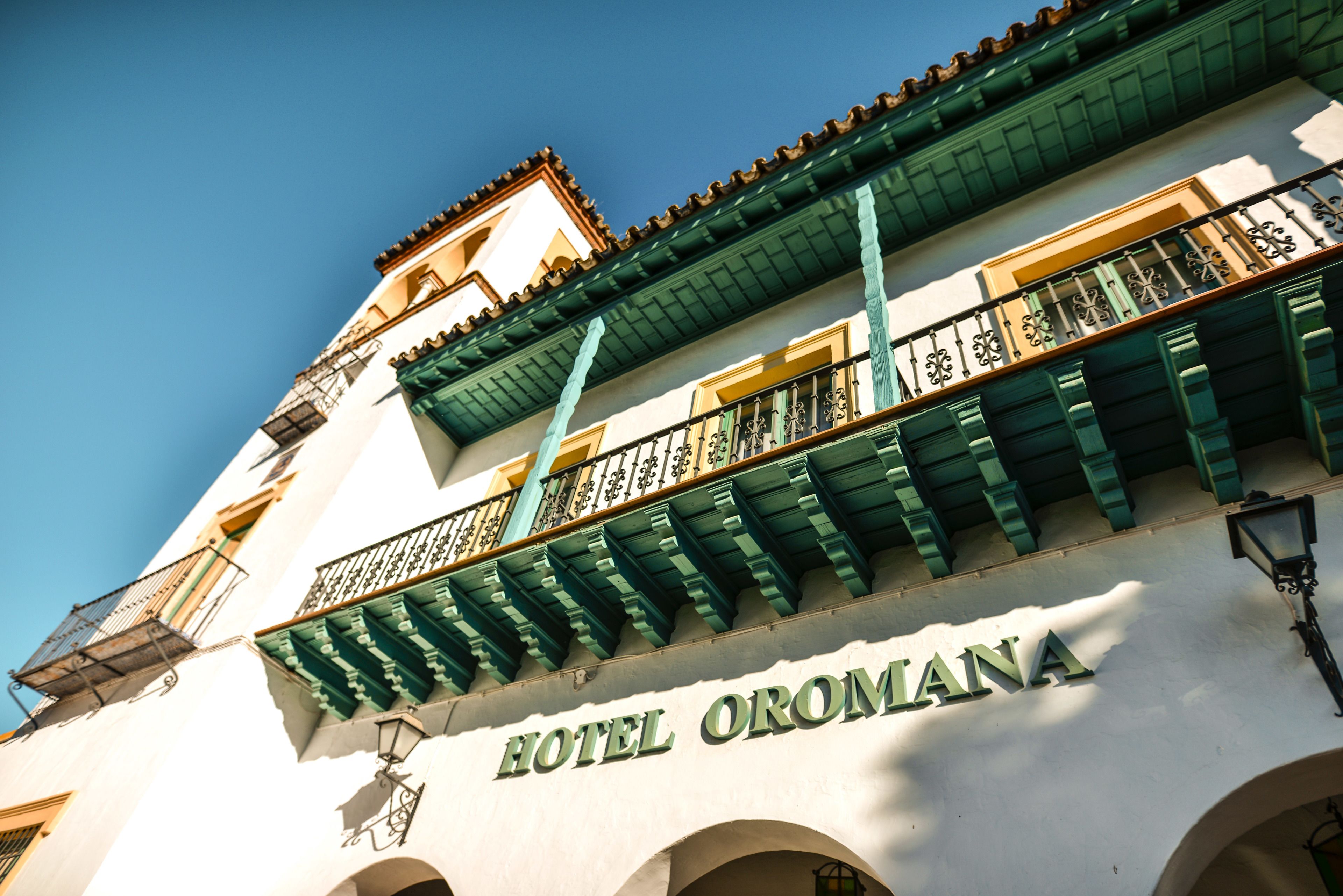 Een gebouw met het bord 'HOTEL OROMANA', dat een hotel aangeeft.