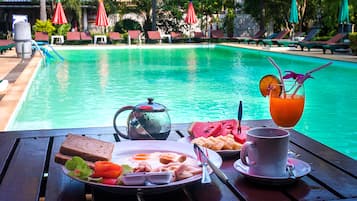 Se sirven desayunos, comidas y cenas con vista al jardín