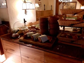 Se ofrece un desayuno bufé todos los días (por un coste adicional)