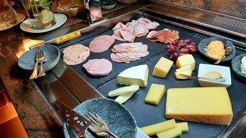 Se ofrece un desayuno bufé (19 EUR por persona)