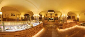 Dinner served, international cuisine - St Georg (Zell am See)