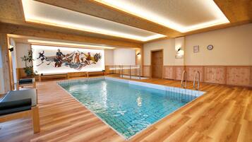 Piscina interna, funciona das 7h às 20h, espreguiçadeiras