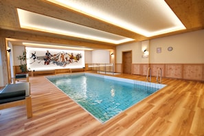 Indendørs pool, åben fra kl. 07.00 til kl. 20.00, liggestole