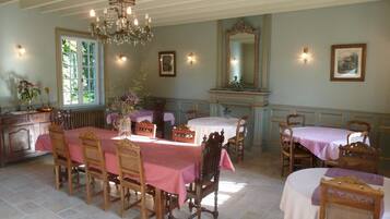 Petit déjeuner continental (18 EUR par personne)