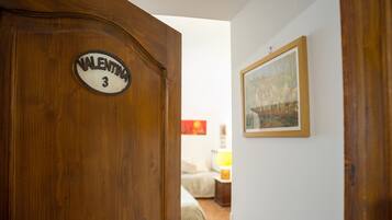 Una porta di legno con un cartello che riporta "Valentina 3".