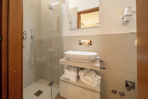 Standard Room, 1 King Bed, Non Smoking, Private Bathroom | Bathroom | Shower, free toiletries, hair dryer, towels