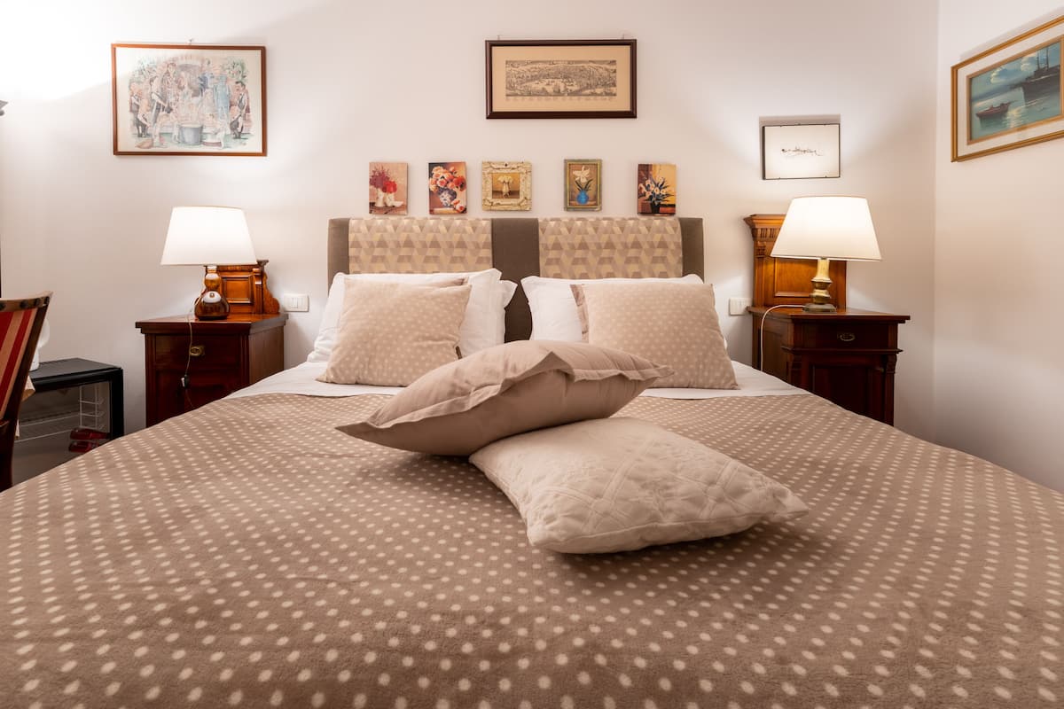 Standaard kamer, 1 kingsize bed, niet-roken, privébadkamer | 1 slaapkamer, Italiaanse Frette-lakens, luxe beddengoed