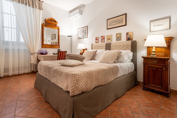 Chambre Standard, 1 très grand lit, non-fumeur, salle de bains privée