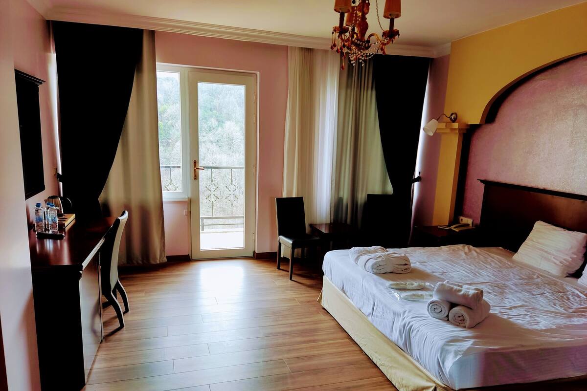Elite suite, sauna, uitzicht op bergen | Een minibar, een kluis op de kamer, een laptopwerkplek