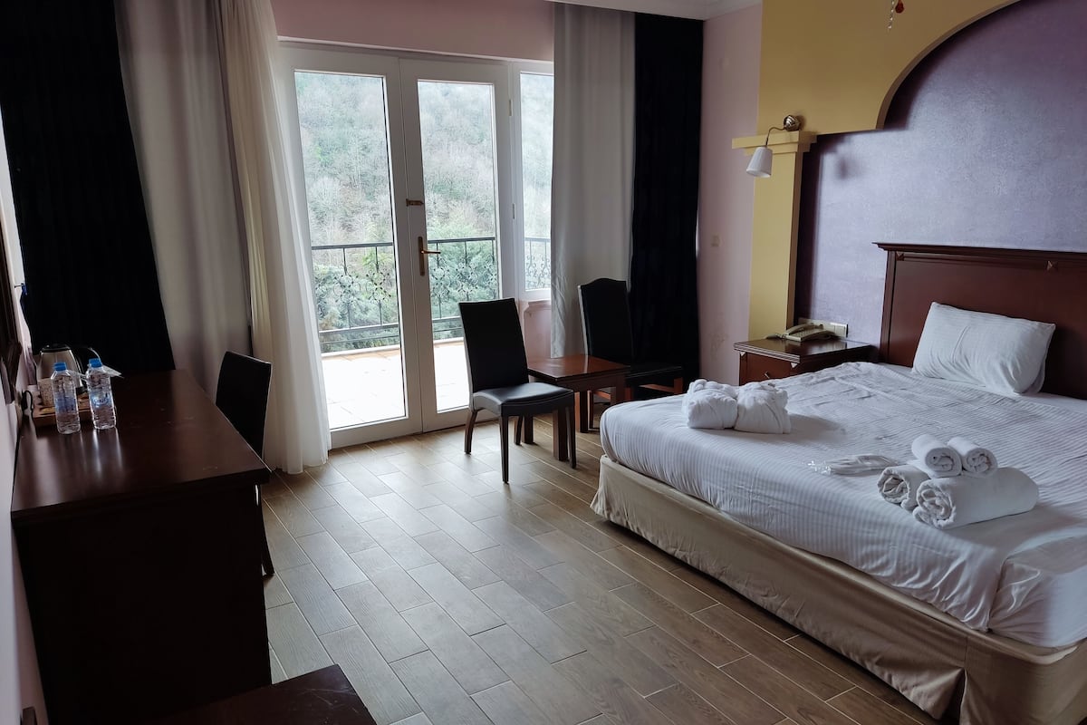 Exclusieve suite, bubbelbad, uitzicht op bergen | Een minibar, een kluis op de kamer, een laptopwerkplek