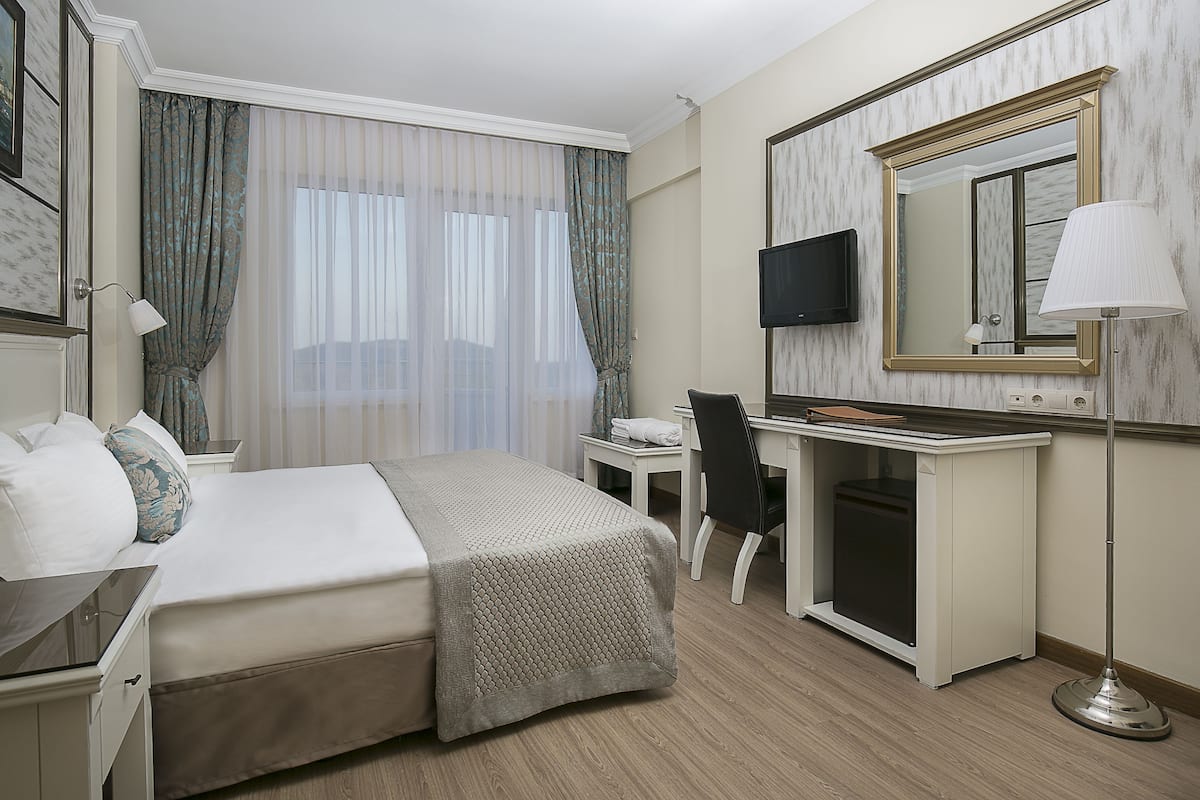 Een minibar, een kluis op de kamer, een laptopwerkplek
