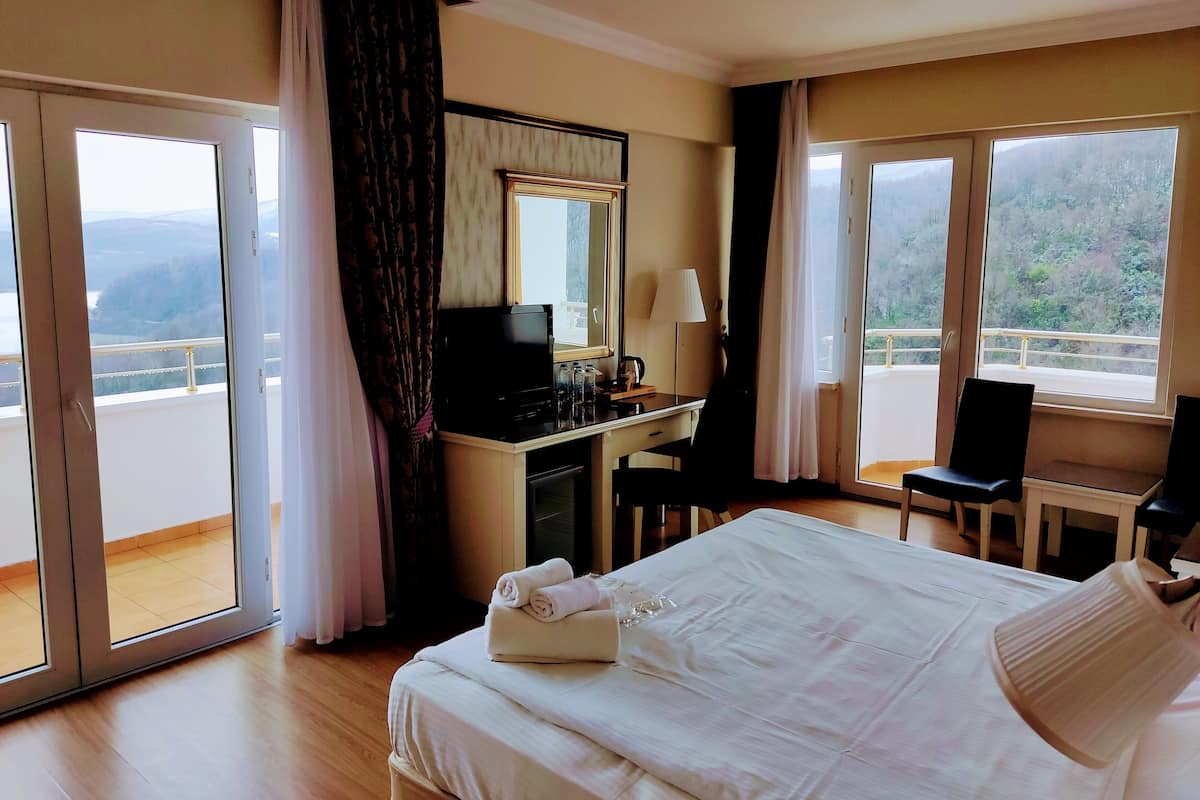 Premium suite, 2 slaapkamers, uitzicht op meer | Een minibar, een kluis op de kamer, een laptopwerkplek